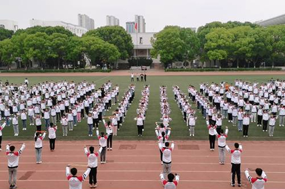 江苏省江都中学高一年级举行大体育课花样跳绳展示活动